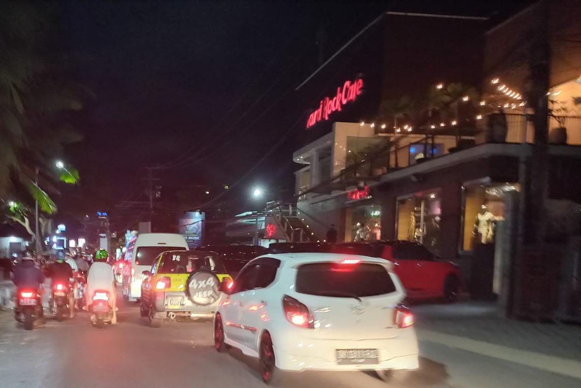 Jalan Pantai Kuta Macet di Malam Minggu