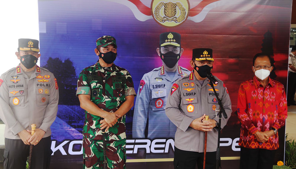 Kapolri Jenderal Sulistyo Prabowo bersma Gubernur Bali Wayan Koster