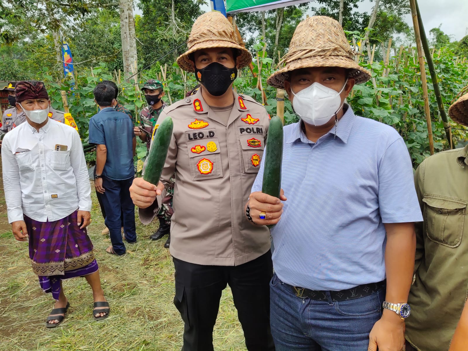Kapolres Badung, AKBP Leo Dedy Defretes (kiri) dan Direktur Bali Waste Cycle (BWC), Putu Ivan Yunatana