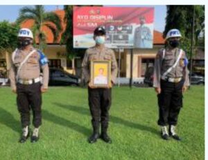 Upacara pemberhentian tidak dengan hormat seorang anggota polisi