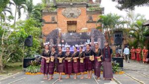 Gadis gadis IMARESTI dengan pakaian adat Flotim foto bersama sebelum tampil membawa tarian Tonu Wujo