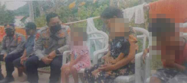 Kapolres Pulau Buru dan Personilnya Mengunjungi Keluarga Korban Kekerasan Seksual Ayah Kandung di Desa Kamlanglale