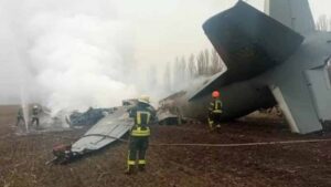 Pesawat militer Ukraina yang jatuh di dekat Kiev, menyebabkan lima orang meninggal