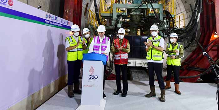 Presiden Joko Widodo memberikan sambutan saat peluncuran Tunnel Boring Machine (TBM) MRT Jakarta Fase 2A di Stasiun MRT Bundaran HI, Jakarta, pada Kamis, 24 Februari 2022