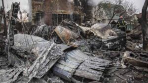 Puing-puing pesawat militer yang ditembak jatuh di Kiev, Ukraina, saat pasukan Rusia menginvasi