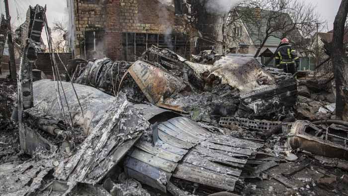 Puing-puing pesawat militer yang ditembak jatuh di Kiev, Ukraina, saat pasukan Rusia menginvasi