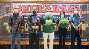 Putu Ivan Yunatana (kanan) foto bersama Wagub Cok Ace dan Dirjen Usman Kanson dan penerima kartu BRMC
