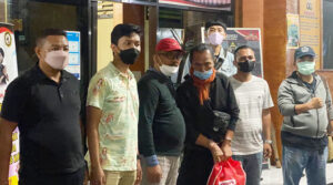 Tim kejaksaan mengamankan terpidana kasus penipuan.