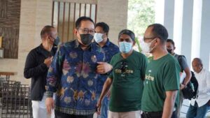 Wagub Cok Ace diterima para deklarator, Achmat Peten Sili dan Umar Alkhatab di ruang transit