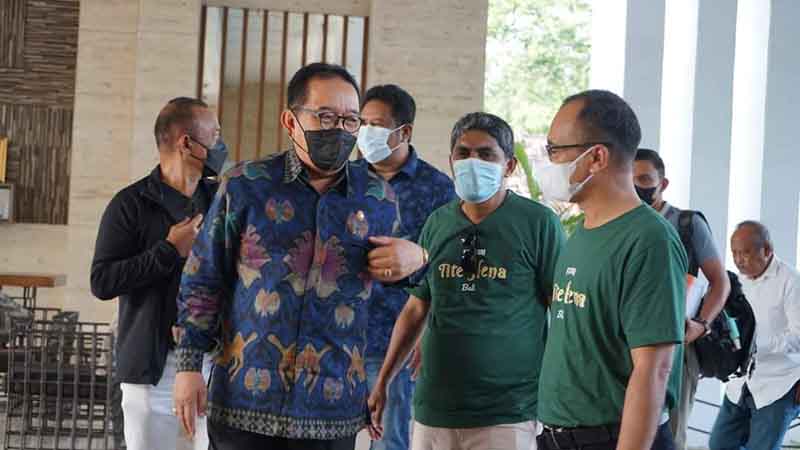 Wagub Cok Ace diterima para deklarator, Achmat Peten Sili dan Umar Alkhatab di ruang transit