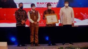 Wali Kota Ambon Richard Louhenapessy,menerima penghargaan atas prestasi BPBD Kota Ambon