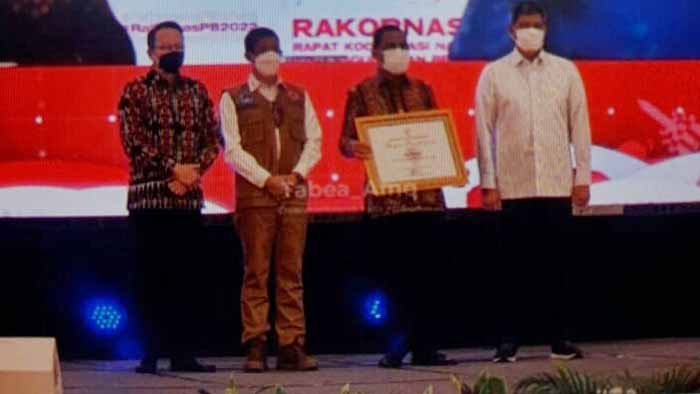 Wali Kota Ambon Richard Louhenapessy,menerima penghargaan atas prestasi BPBD Kota Ambon