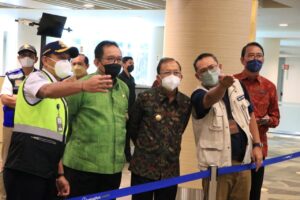 gubernur bali wayan koster menyambut kedatangan penerbangan singapore airlaines