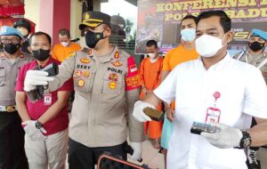 pelaku dan barang bukti dirilis ke media