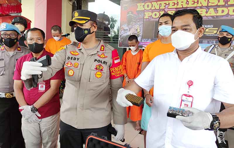 pelaku dan barang bukti dirilis ke media