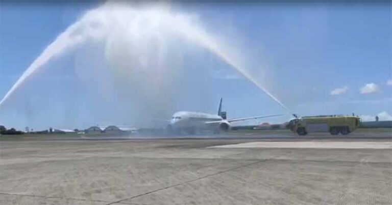 pesawat yang tiba dari singapura disemprot di bandara ngurah rai