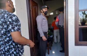 polisi melakukan olah TKP