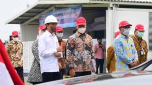 presiden Jokowi saat meninjau produksi mobil ekspor