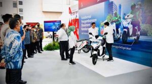 presiden jokowi luncurkan kolaboarasi pengembangan kendaraan listrik