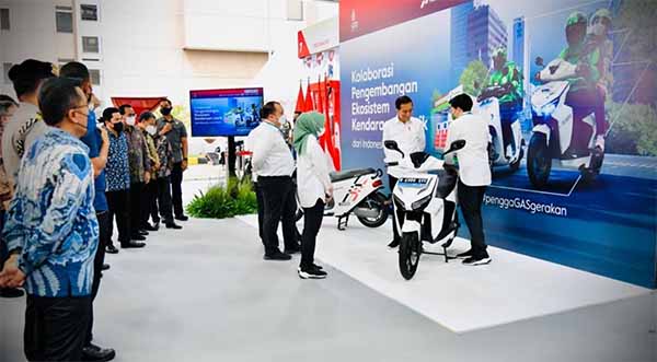 presiden jokowi luncurkan kolaboarasi pengembangan kendaraan listrik