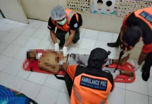 pria ini tusuk lehernya sendiri