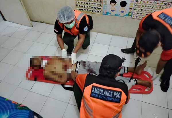 pria ini tusuk lehernya sendiri