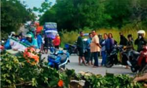 Aksi palang jalan Warga Kelapa Dua, Kecamatan Kairatu Kabupaten SBB