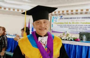 Albertus Fenanlampir, dikukuhkan sebagai Guru Besar FKIP Unpatti