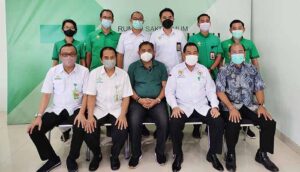 Foto bersama staf RSU Bhakti Rahayu bersama AA Gede Agung serta anggota KREKI Bali