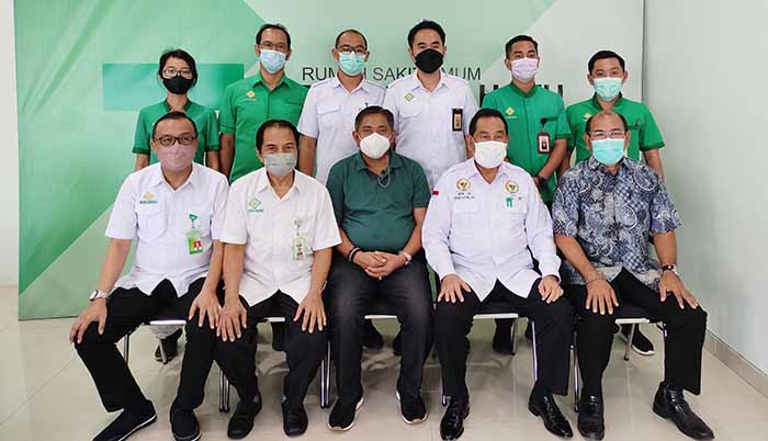 Foto bersama staf RSU Bhakti Rahayu bersama AA Gede Agung serta anggota KREKI Bali