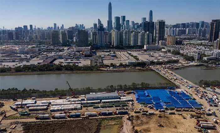 Gedung pencakar langit di Shenzhen, Tiongkok, terlihat dari Hong Kong