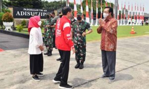 Gubernur DIY, Sri Sultan Hamengku Buwono X, saat mendampingi Presiden RI Joko Widodo