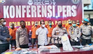 Kapolresta Pulau Ambon,Kombes Pol Raja Arthur Lumonga Simamura didampingi sejumlah pejabat utama Polresta saat memberikan keterangan kepada sejumlah wartawan di kantor Polresta Pulau Ambon
