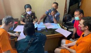 Kedua WNA saat diserahkan ke Kejari Badung
