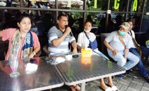 Korban bersama ayah dan ibu memberi keterangan kepada wartawan