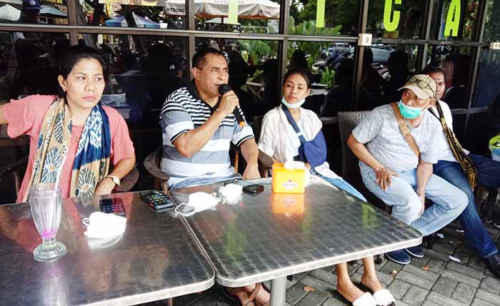 Korban bersama ayah dan ibu memberi keterangan kepada wartawan