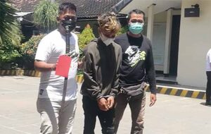 Pelaku digiring petugas kepolisian2
