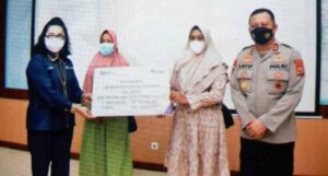 Penyerahan Santunan Kepada Ahli Waris dari PT. Asabri kepada istri Almarhum