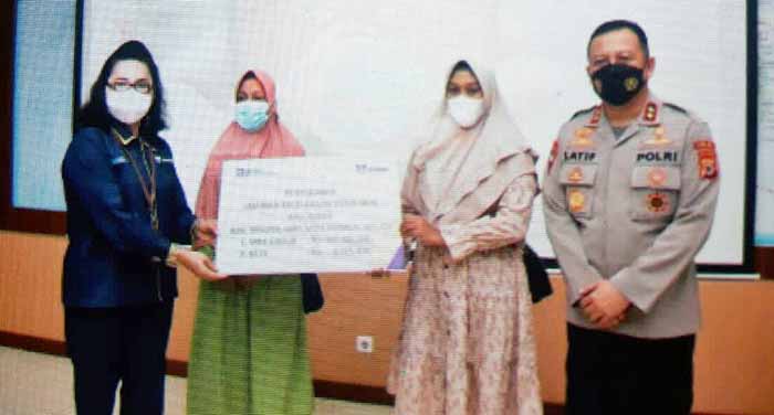 Penyerahan Santunan Kepada Ahli Waris dari PT. Asabri kepada istri Almarhum
