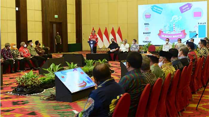 Presiden Joko Widodo memberikan sejumlah arahan kepada para gubernur se-Indonesia di Hotel Novotel, Balikpapan