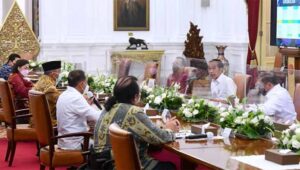 Presiden Joko Widodo memimpin rapat terbatas yang membahas tentang ASEAN Para Games 2022 di Istana Merdeka