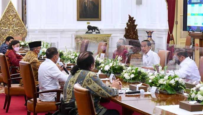 Presiden Joko Widodo memimpin rapat terbatas yang membahas tentang ASEAN Para Games 2022 di Istana Merdeka