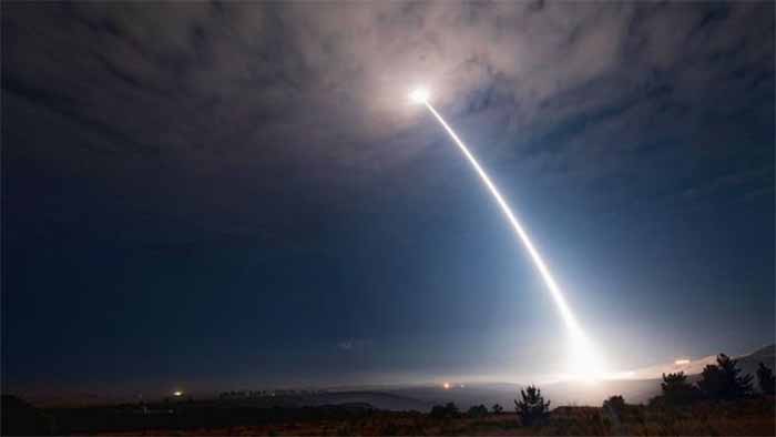Rudal Minuteman III ditembakan ke atas menembus awan dan kembali menuju target sasaran