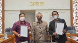 Wakil Ketua Baleg DPR RI M. Nurdin pada sesi foto bersama usai menyetujui RUU tentang Provinsi Bali diajukan sebagai RUU inisiatif DPR RI