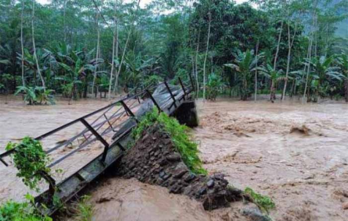 Banjir Terjang Banyuwangi, 1 Jembatan Putus