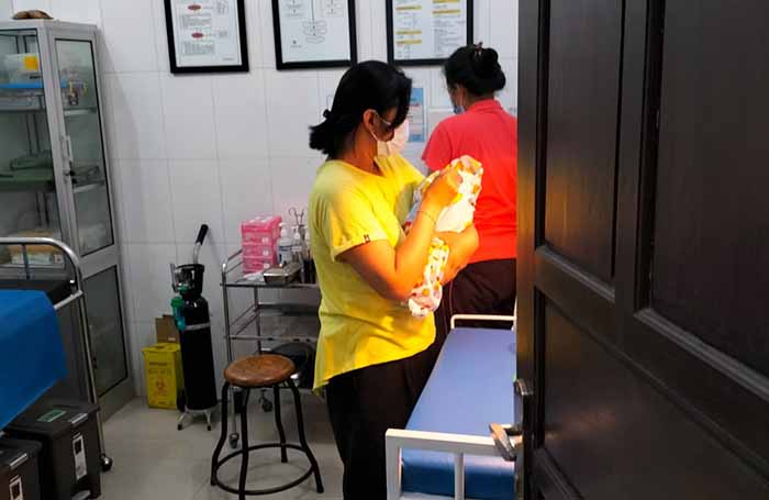 bayi ditemukan di tumpukan sampah pinggir jalan