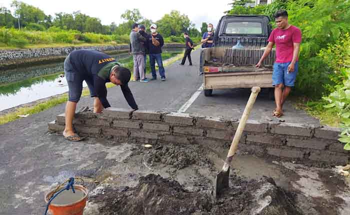 kondisi jalan ditutup sebelum akhirnya dibongkar kembali