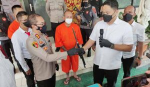 pelaku dan barang bukti tombak