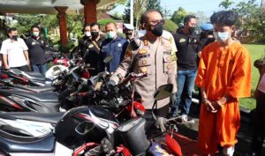 pencuri 21 motor