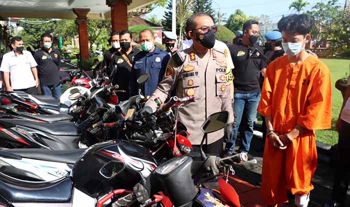 pencuri 21 motor